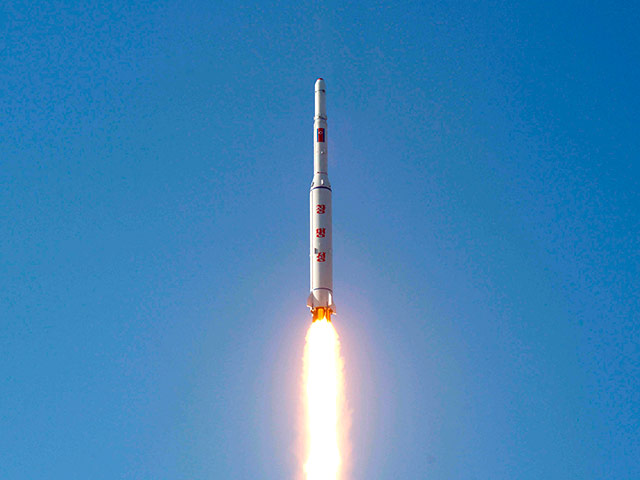 Запущенный 7 февраля 2016 года северокорейский спутник "Кванмёсон-4" ("Сияющая звезда-4") снова "кувыркается" на орбите после короткого периода стабилизации