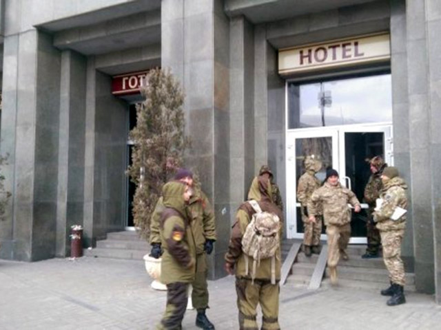 Около 50 человек в камуфляже заняли ряд помещений отеля "Козацкий" в центре Киева на Майдане Незалежности