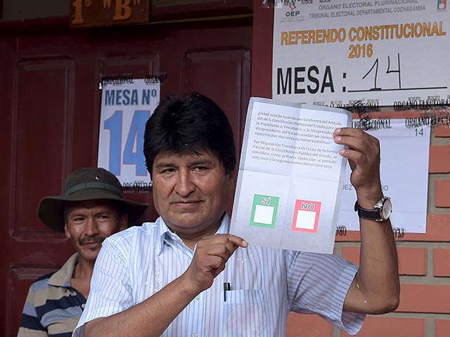 Большинство боливийцев проголосовали на референдуме в воскресенье против внесения поправок в конституцию, позволяющих президенту Эво Моралесу баллотироваться на новый срок