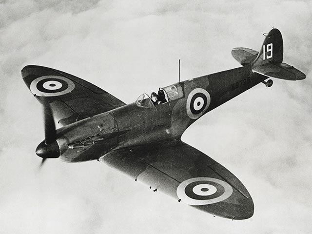Эрик Браун, которому принадлежит мировой рекорд полета на 487 различных типах самолетов, скончался в возрасте 97 лет. Браун участвовал в многочисленных воздушных боях во время Второй мировой войны