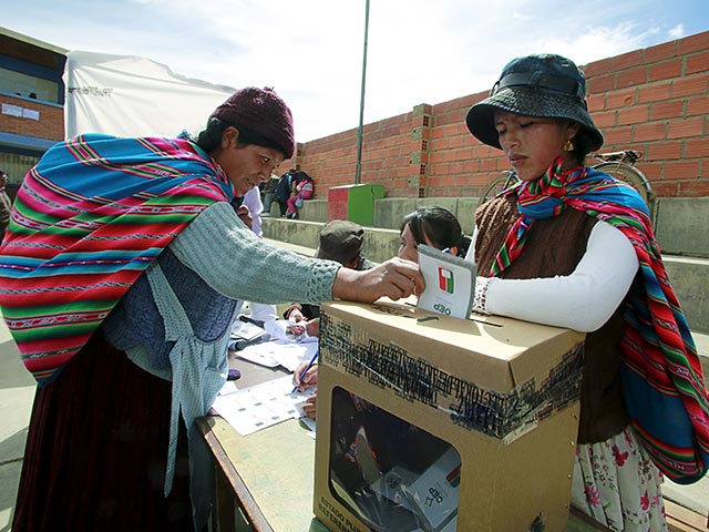 По данным главы избирательного совета Катии Урионы, подсчитано 99,49% голосов участников референдума. Из них 51,31% высказались против изменения конституции Боливии и 48,69% проголосовали за