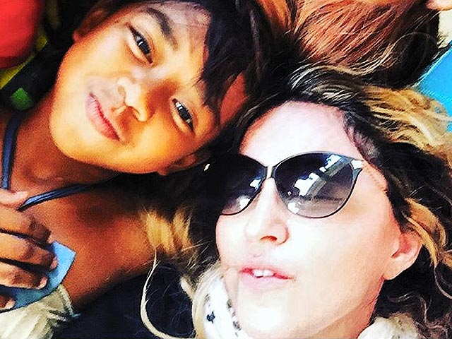 Мадонна в минувший вторник посетила в Маниле приют для сирот и беспризорных детей. В своем Instagram певица выложила несколько фотографий визита, на которых она запечатлена с детьми из приюта Bahay Tuluyan