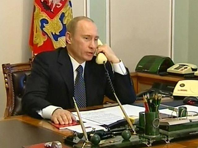 Президент РФ Владимир Путин обсудил по телефону с сирийским лидером Башаром Асадом договоренность о перемирии в Сирии с 27 февраля