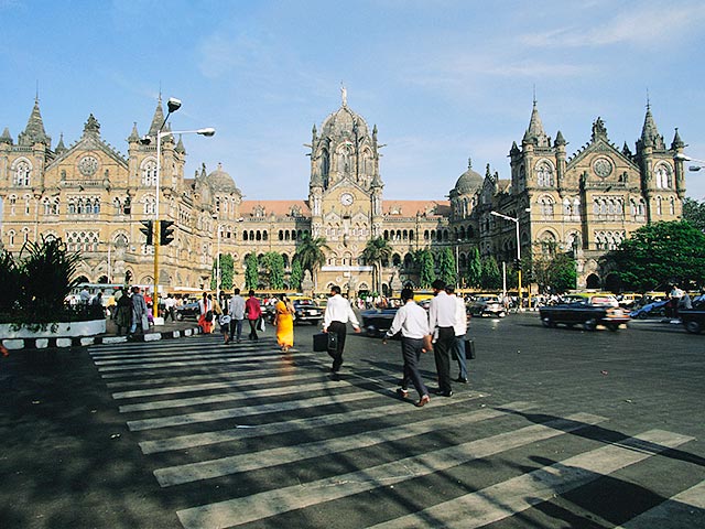 Власти Мумбаи запретили делать селфи в 16 районах города, сообщает The Guardian. Это связано с тем, что фотографирование в этих зонах небезопасно, однако ради удачного снимка любители автопортретов готовы идти на неоправданный риск