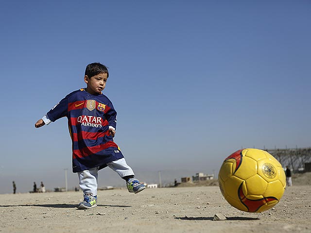 Пятилетний Муртаза Ахмади из Афганистана, прославившийся на весь мир благодаря игре в футбол в самодельной майке Лионеля Месси из целлофанового пакета, получил оригинальны комплект формы лидера сборной Аргентины