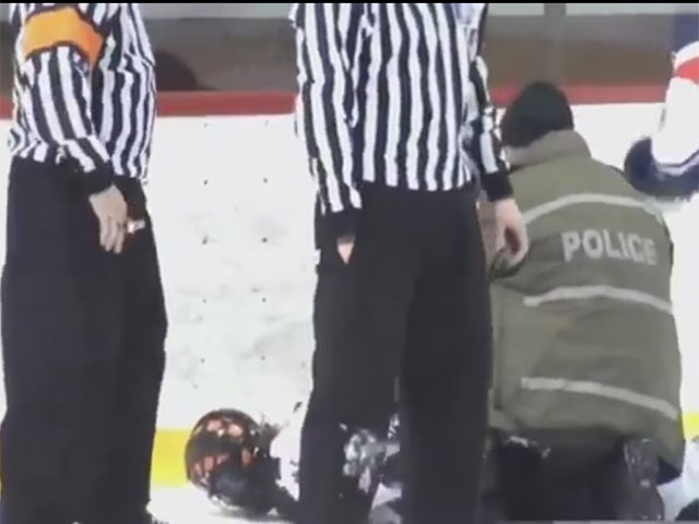 В Канаде на буйного хоккеиста во время матча надели наручники 