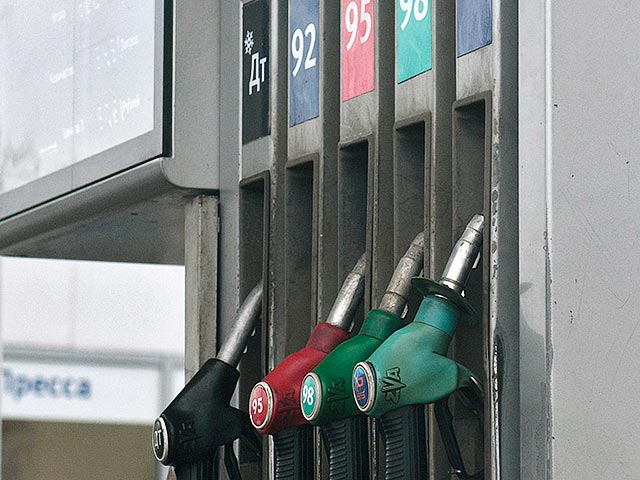 Депутаты Госдумы в пятницу приняли в трех чтениях закон о повышении с 1 апреля 2016 года акцизов на бензин и дизельное топливо