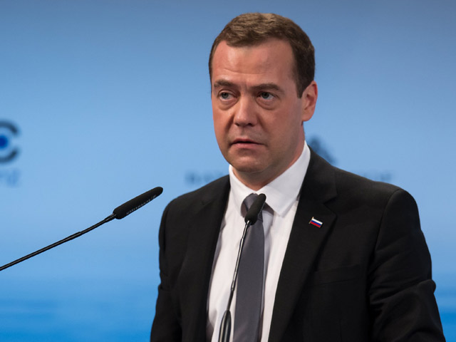 Премьер-министр РФ Дмитрий Медведев объявил выговор своему помощнику Геннадию Онищенко "за нарушение требований статьи 18 федерального закона "О государственной гражданской службе РФ"