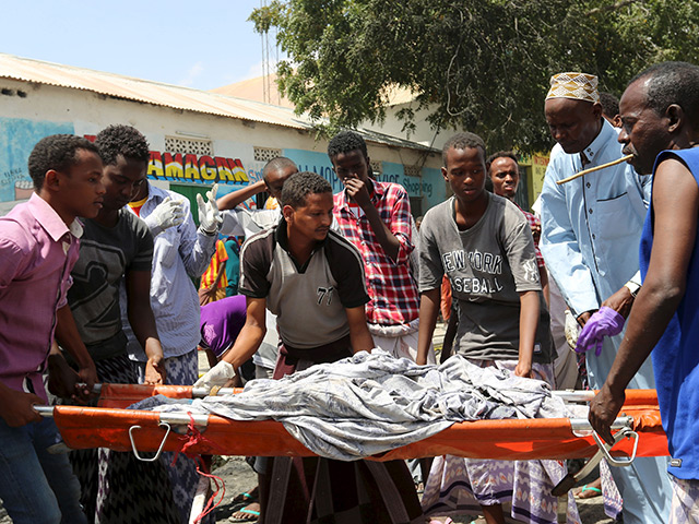 По меньшей мере 12 человек погибли в результате атаки террористов на отель в Сомали