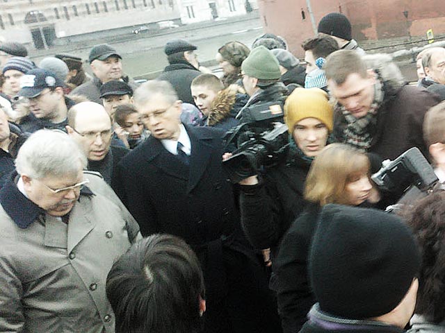 Посол США в России Джон Теффт в субботу возложил венок к месту убийства Бориса Немцова на Большом Москворецком месту
