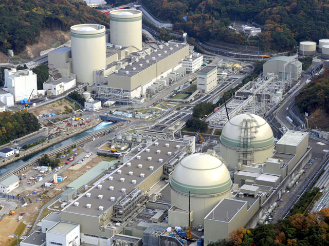 На японской атомной электростанции "Такахама" в префектуре Фукуи был аварийно остановлен реактор номер четыре. Как сообщает Japan Today, сотрудникам АЭС пришлось прибегнуть к таким мерам из-за сбоя в работе электрооборудования реактора