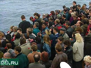 Родные  погибших на АПЛ "Курск" моряков предлагают отказаться  от идеи  подъема тел подводников осенью 2000 года