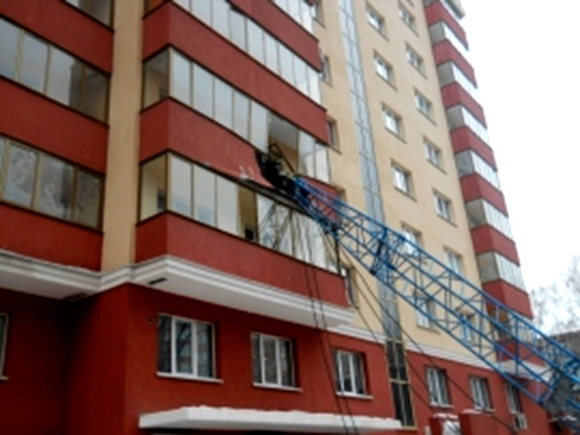 Стрела башенного крана рухнула на 27-этажный жилой дом в Новосибирске