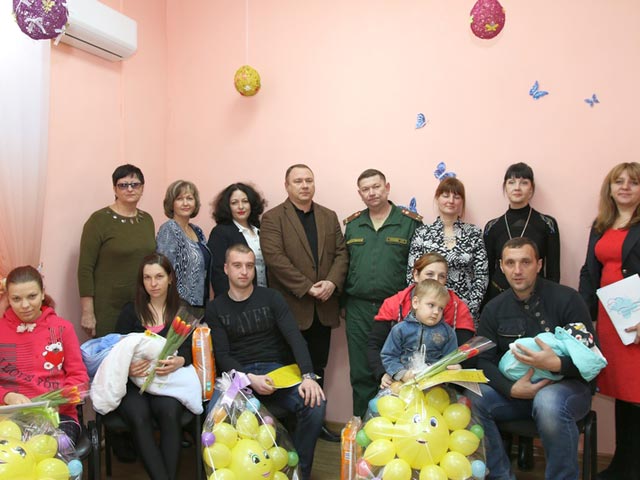 В Крыму к Дню защитника Отечества приурочили торжественные обряды регистрации рождения мальчиков "России славные сыны"