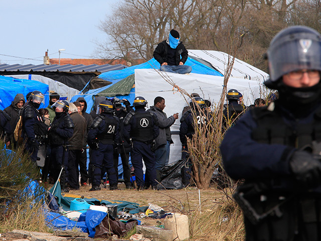 Возле сносимого лагеря беженцев во французском Кале произошли столкновения между полицией и мигрантами