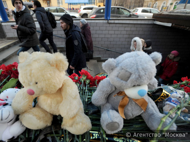 В Москве у станции метро "Октябрьское поле", неподалеку от которой накануне было совершено жестокое убийство четырехлетнего ребенка, появился мемориал, созданный горожанам