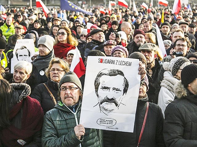 Антиправительственные протесты в поддержку бывшего лидера профсоюза "Солидарность" и экс-президента Польши Леха Валенсы могут быть связаны с попытками России средствами гибридной войны дестабилизировать ситуацию в стране