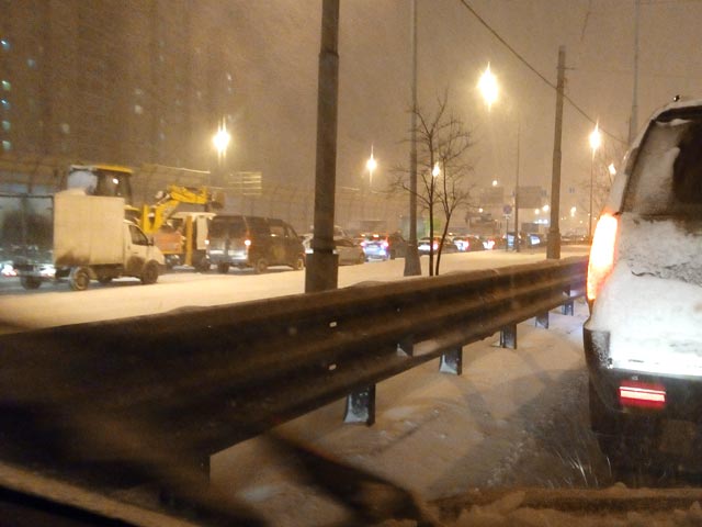Снегопад в столице привел к гигантским пробкам