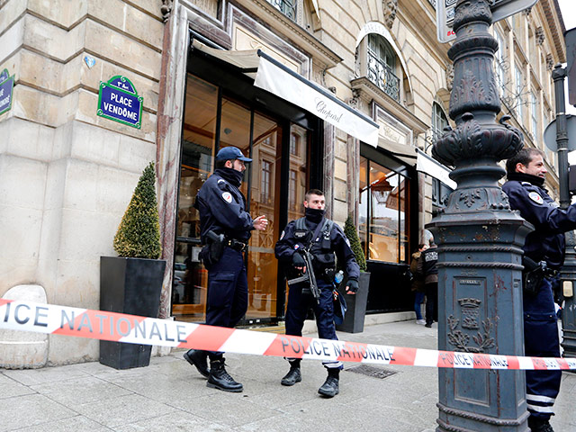 Французская полиция ищет вооруженных грабителей, которые напали на сотрудников ювелирного магазина Chopard, расположенного на Вандомской площади в столице