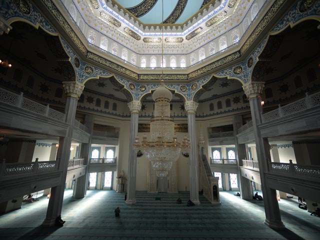 Молитвенный зал Московской соборной мечети