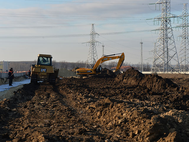 Рабочие на строительстве подстанции "Тамань" в Темрюкском районе Краснодарской края