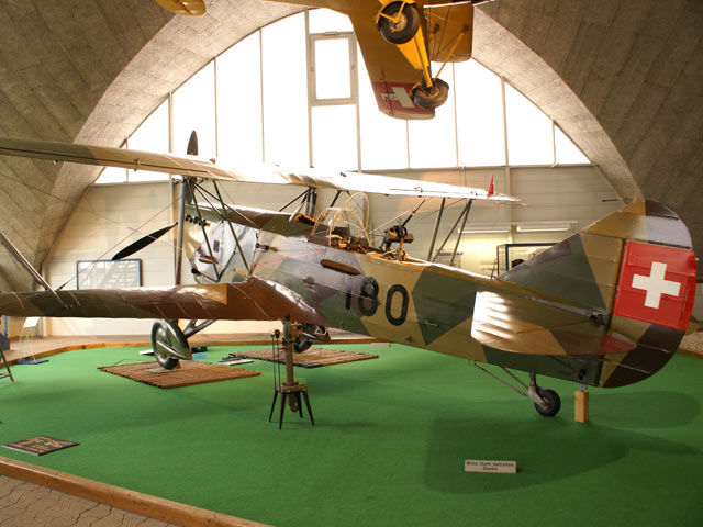 Двухместный самолет EKW C-35 был построен в 1930-е годы в Швейцарии. Размах крыльев биплана составлял 13 метров, а максимальная скорость полета - 335 км/ч
