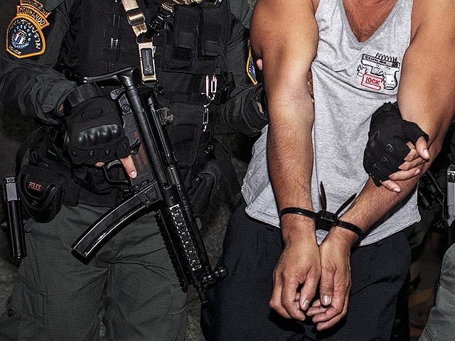 В Бангкоке полицейские обезвредили банду грабителей-иностранцев, которые пытались ограбить оружейный магазин. Сами преступники были вооружены пневматическими пистолетами