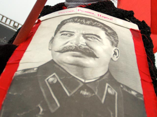 Коммунисты возлагают цветы к захоронению Сталина у кремлевской стены