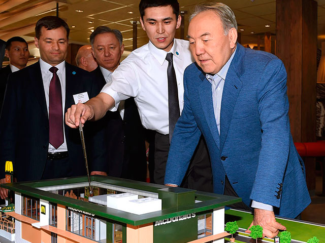 Президент Казахстана Нурсултан Назарбаев зашел в первый в стране ресторан быстрого питания "Макдональдс", который должен открыться через несколько дней