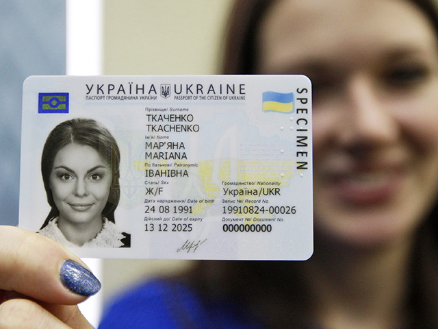 Белоруссия отказалась впускать в страну украинцев с новыми паспортами