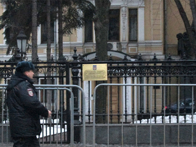Посольство Украины в Москве забросали яйцами и помидорами