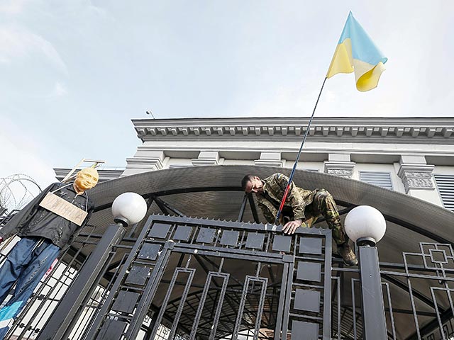 Партия ЛДПР выступила с инициативой направить роту спецназа в Киев для защиты российского посольства, на которое накануне было совершено нападение
