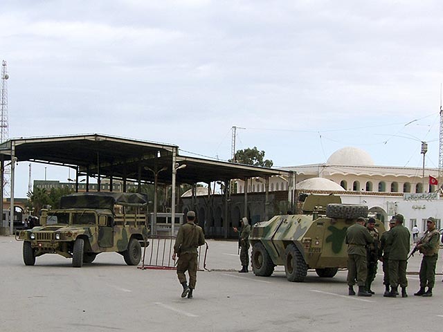 Силы безопасности Туниса столкнулись с боевиками-исламистами в городе Бен-Гардан недалеко от границы с Ливией. По сообщениям прессы, в ходе боев погибли более 20 человек