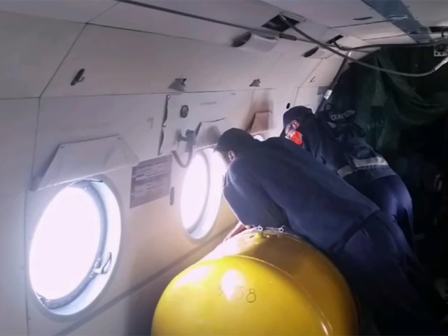Спасатели владивостокского авиазвена хабаровского авиационно-спасательного центра МЧС России на борту вертолета Ми-8 вылетели в акваторию Японского моря на поиски пропавшего члена экипажа рефрижератора