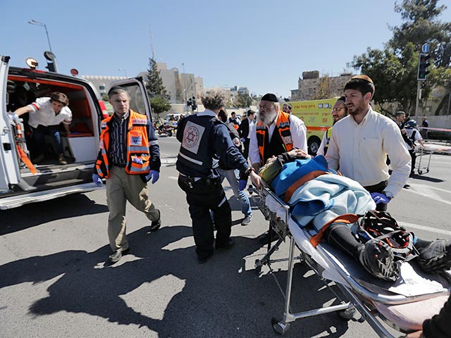 Три израильтянина были ранены в результате двух вооруженных нападений, которые произошли один за другим в Иерусалиме и Петах Тикве (город в 10 км к востоку от Тель-Авива)