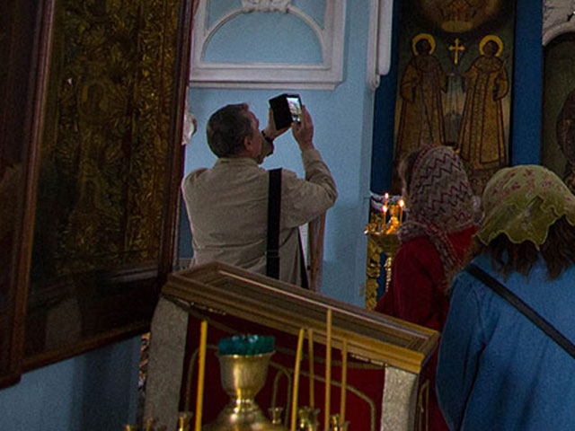 Православный епископ говорит "да" селфи в храме