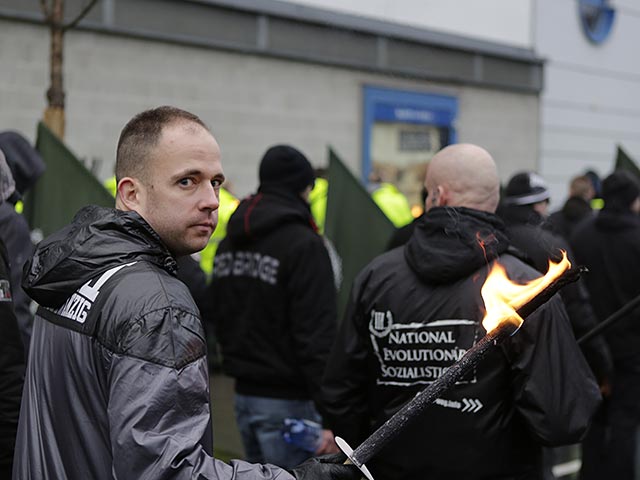 Около 400 представителей праворадикальных группировок в Германии в 2014 году обладали разрешением на ношение оружия