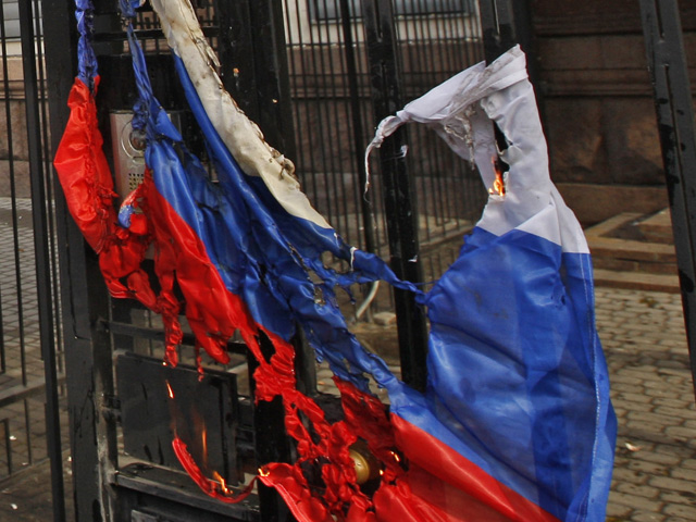 Во Львове во время митинга в поддержку летчицы Надежды Савченко, начавшегося 9 марта около 15 часов мск, Генконсульство России закидали яйцами, а висевший на нем российский флаг вытащили из флагштока, растоптали, а затем попытались сжечь