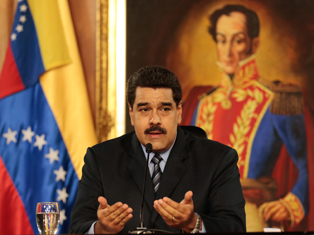 Президент Венесуэлы Николас Мадуро распорядился отозвать из США временного поверенного в делах этой южноамериканской страны Максимилиана Санчеса Арвелаиса