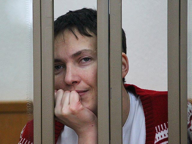 Украинская летчица Надежда Савченко, обвиняемая по делу об убийстве российских журналистов, прекратила сухую голодовку, подтвердил ее адвокат