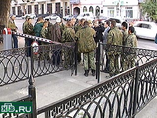 Бывшие контрактники сегодня перекрыли вход в здание штаба Северо-Кавказского военного округа. Они требуют полностью выплатить им деньги за службу в Чечне