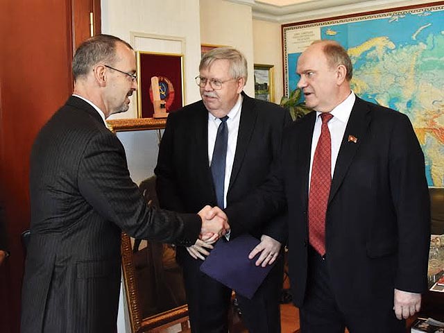 Лидер КПРФ Геннадий Зюганов увиделся на днях с послом США в России Джоном Теффтом. Рабочая встреча состоялась по инициативе американской стороны