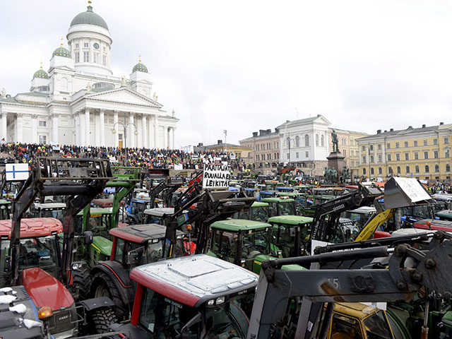 В Финляндии фермеры устроили тракторный митинг в центре Хельсинки