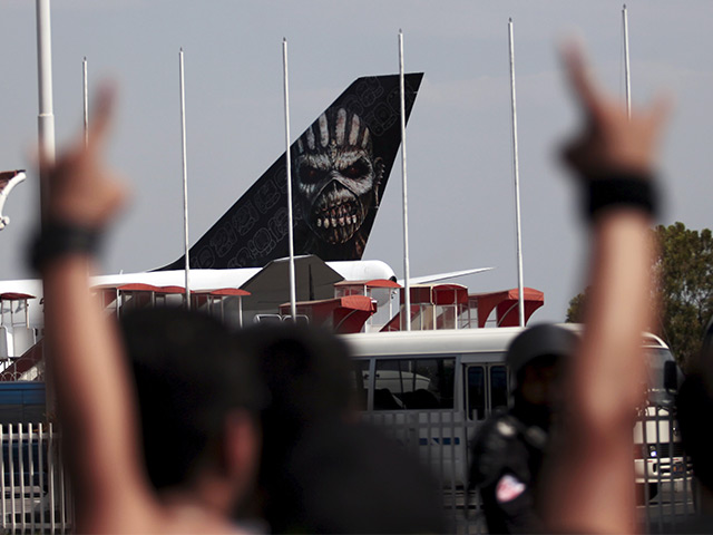 Самолет группы Iron Maiden столкнулся с буксиром в Чили, два человека пострадали