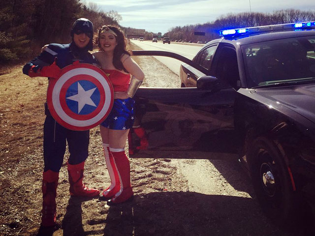 В США полицейские помогли Капитану Америке и Чудо-женщине, опаздывавшим на вечеринку из-за поломки машины