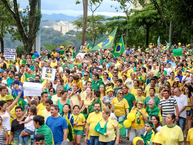 В Бразилии миллионы протестующих потребовали отставки президента Дилмы Русеф