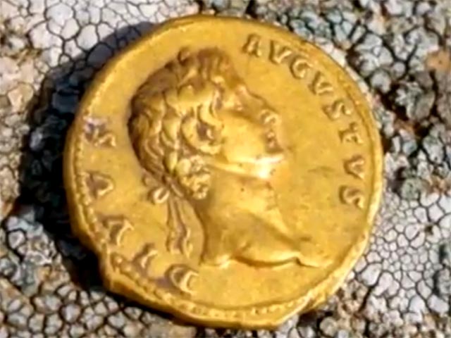 Израильтянка на экскурсии по Галилее нашла золотую монету II века с изображением Октавиана Августа