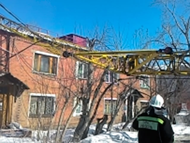 В Омске стрела строительного крана обрушилась на жилой двухэтажный дом, также задев грузовой автомобиль "КамАЗ". В результате ЧП есть пострадавшие