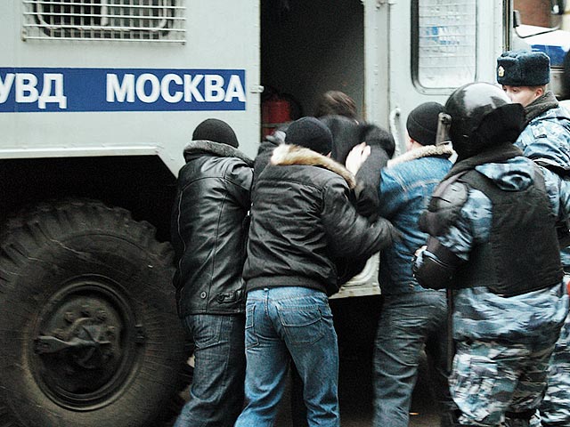 Столичные полицейские задержали десятки выходцев из Средней Азии, которые устроили драку в районе Царицыно. Всего в потасовке участвовали около 50 человек, но поймать удалось только каждого второго