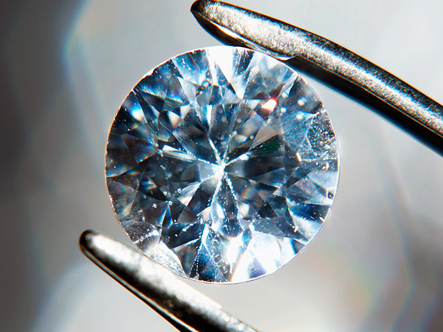 Крупнейшая в мире по объемам добычи алмазов компания "Алроса" ведет переговоры с Московской биржей о торговле бриллиантами